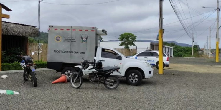 Mujer asesinada de varios disparos dentro de un restaurante en la vía Montecristi-Portoviejo