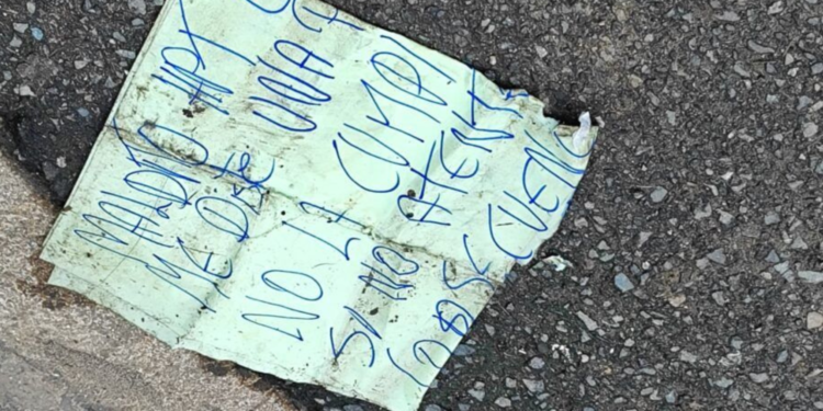 Hallan dinamita con mensaje extorsivo en local comercial de Arenillas