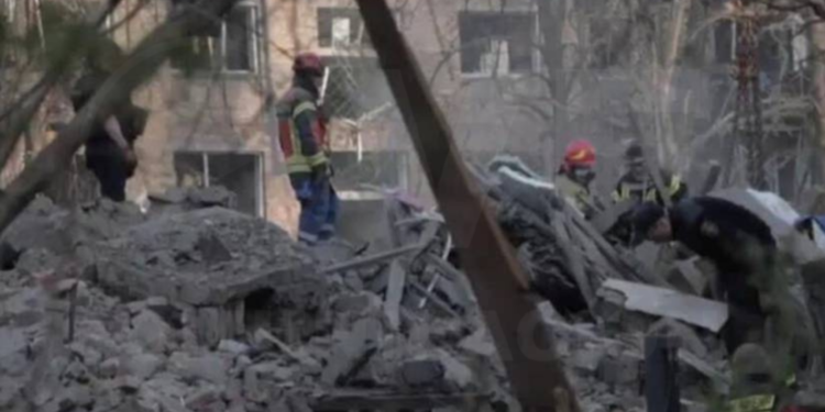 Ataque ruso deja al menos 10 muertos y más de 100 heridos en Kiev