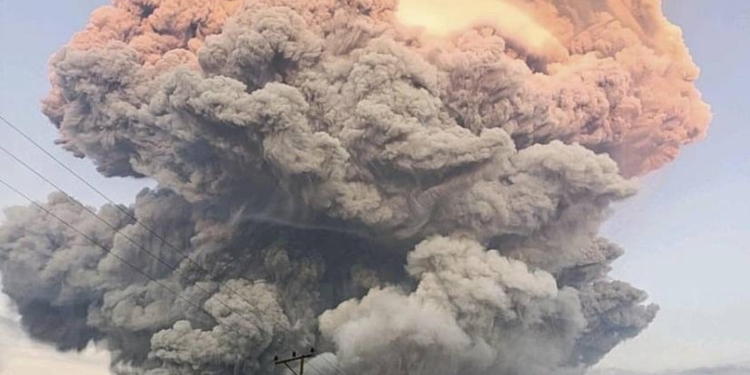 Indonesia eleva alerta máxima por el volcán Lewotobi Laki-Laki