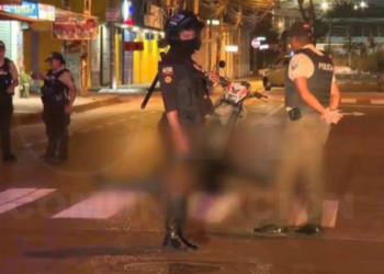 Delincuentes abandonan cuerpo de cómplice al huir de la policía en Guayaquil