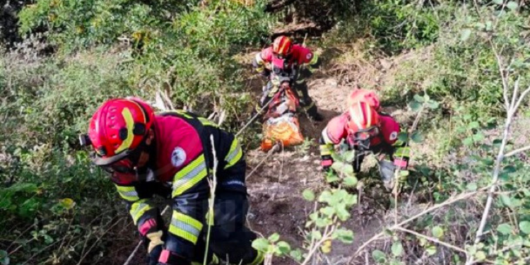 Un camión cayó 30 metros a una quebrada en Guayllabamba