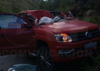 Roca cayó sobre vehículo en la vía a Baños