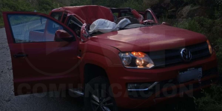 Roca cayó sobre vehículo en la vía a Baños