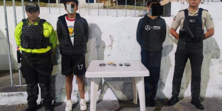 Aislan a estudiantes por disparar arma en aula en Quito