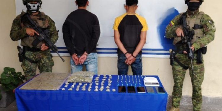 Ejército decomisa drogas y detiene a dos en San Roque, Quito