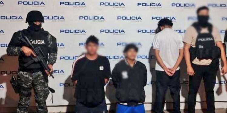 Detenidos tres sospechosos de extorsión en El Guabo, incluido un menor de edad