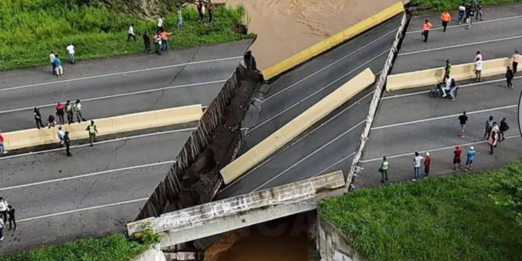 Puente en la principal autopista del oeste colapsa tras intensas lluvias