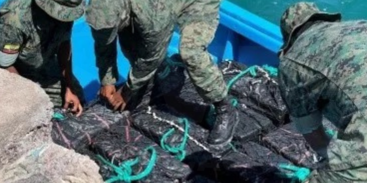 FF.AA. decomisan 55 bultos con droga en Galápagos