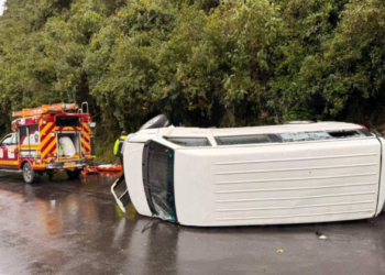 Ocho heridos tras volcamiento de una furgoneta en la vía Papalacta-La Virgen
