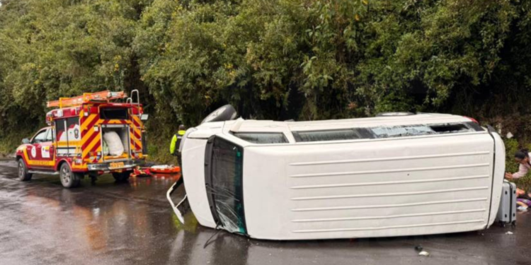 Ocho heridos tras volcamiento de una furgoneta en la vía Papalacta-La Virgen