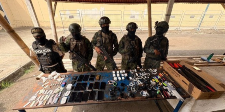 Operativo militar en cárcel El Rodeo de Portoviejo incauta armas y celulares