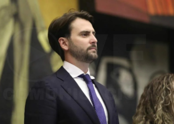 Niels Olsen enfrenta la impuntualidad en la Asamblea Nacional