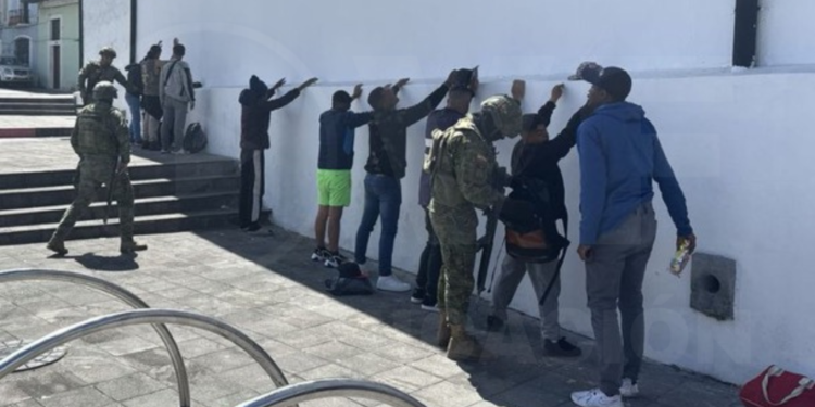 Decomisan armas blancas y drogas en operativo militar