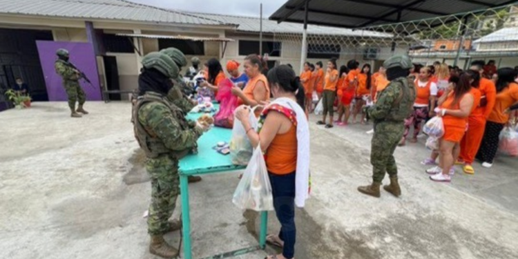 Militares decomisan objetos prohibidos en centro carcelario femenino de Portoviejo