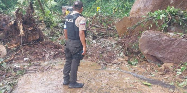 Deslizamiento de tierra en El Chaco bloquea el tránsito vehicular