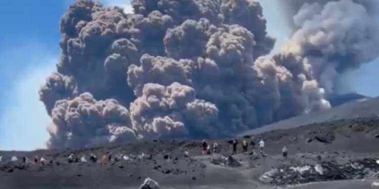 Volcán Etna el más activo de Europa genera pánico en Italia