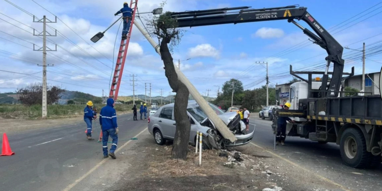 Conductor se estrella contra poste en la vía Portoviejo – Manta