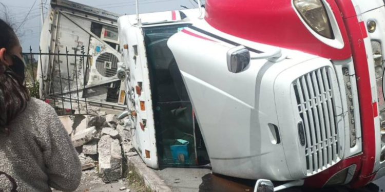 Una mujer murió aplastada por un tráiler en Ambato
