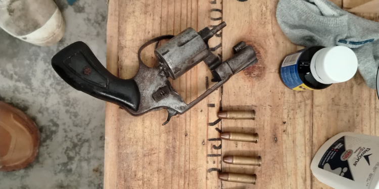 Militares decomisan explosivos, armas y vehículo robado en Cerro Azul