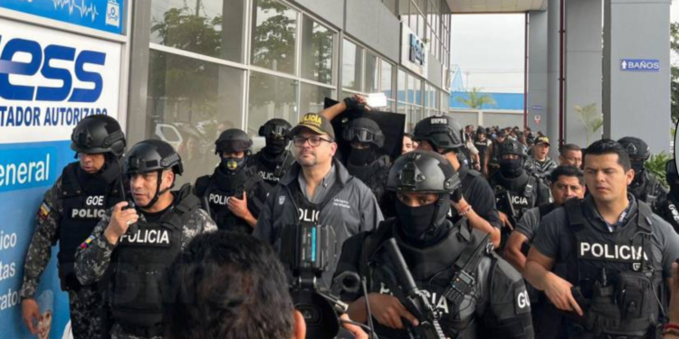 Policía interviene cinco instituciones de Durán