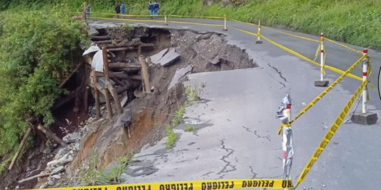 Cuatro deslizamientos bloquean la vía entre Amazonía y Sierra en Napo