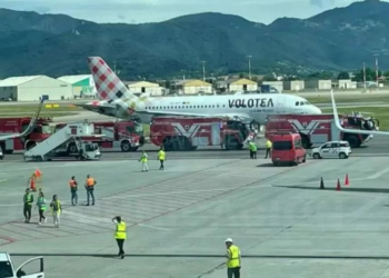 Muere un hombre en el aeropuerto tras ser succionado por el motor de un avión