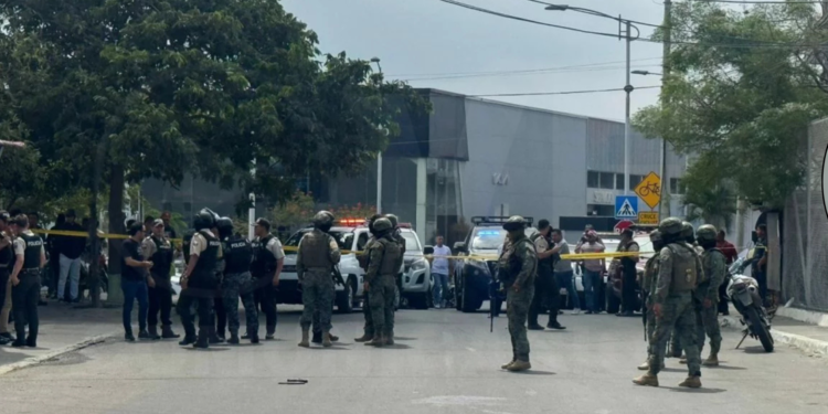 Presunto asaltante resultó baleado durante un enfrentamiento con policías en Manta