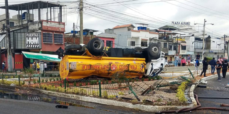 Choque y volcamiento de tanquero deja cuatro heridos en Durán