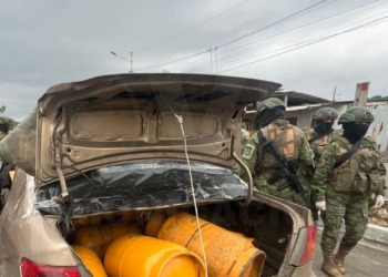 Personal militar decomisó cilindros de gas y radios motorolas en el cantón Huaquillas