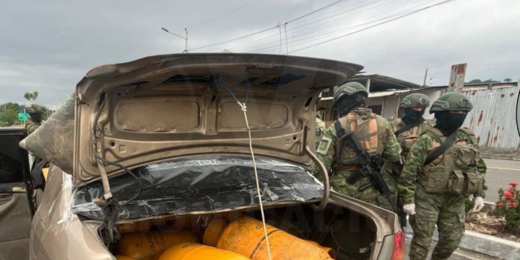 Personal militar decomisó cilindros de gas y radios motorolas en el cantón Huaquillas