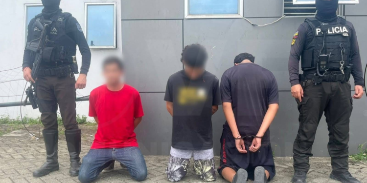 Dos adultos y un menor aprehendidos con droga en Pedernales