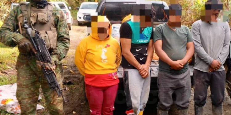 Fuerzas Armadas detienen a cuatro personas en un campamento de minería ilegal en Carchi