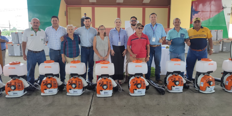 MAG entrega 177 bombas nebulizadoras a productores de plátano de Manabí