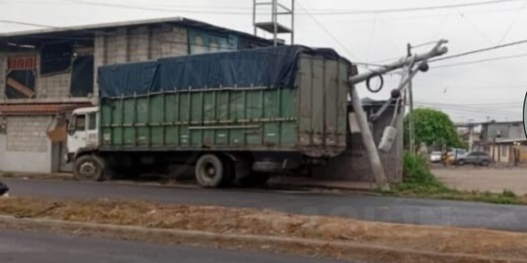 Camión bananero se estrella contra poste y vivienda en la circunvalación norte de Machala