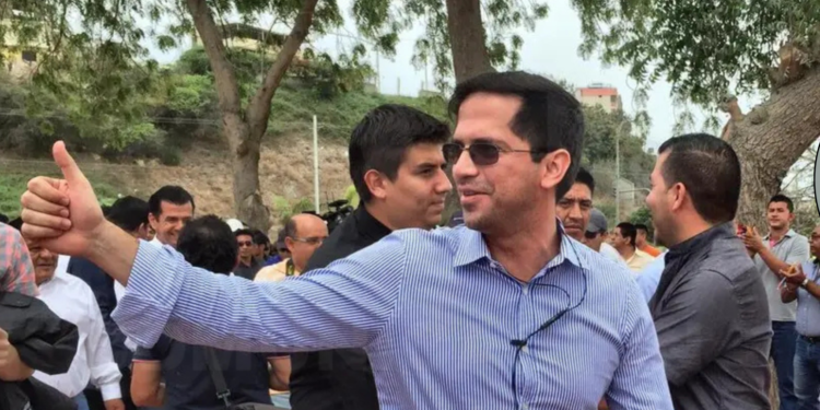 Carlos Bernal, condenado a 13 años por peculado, no regresará de EE.UU. a Ecuador