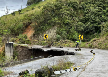 Vía Paute-Guarumales-Méndez cerrada en Azuay por socavamiento