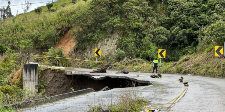 Vía Paute-Guarumales-Méndez cerrada en Azuay por socavamiento